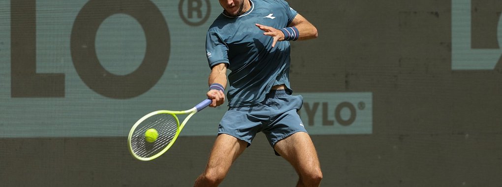 Steht im Achtelfinale von Halle: Jan-Lennard Struff spielt eine Vorhand. - &copy; Friso Gentsch/dpa