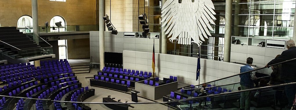 Der Plenarsaal im Reichstag - welche Politiker aus Lippe hier künftig arbeiten werden, entscheidet sich am 23. Februar. - © Martin Hostert