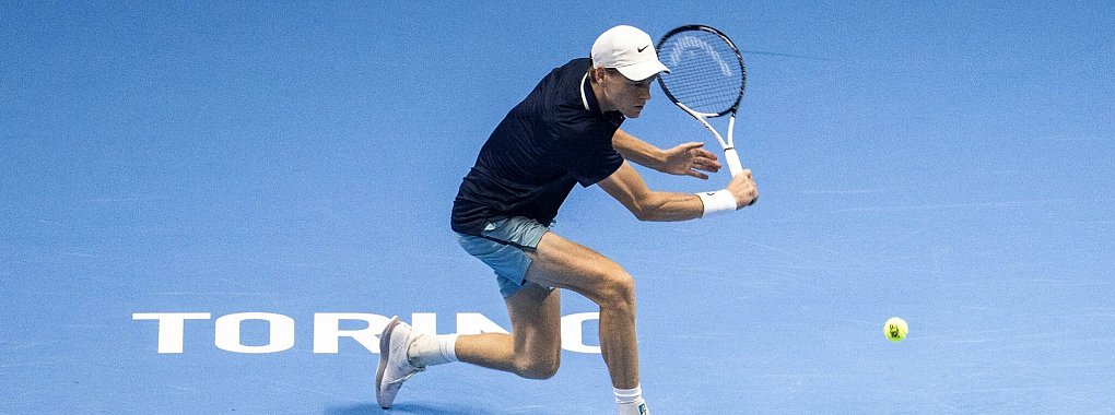 Jannik Sinner verlor 2023 das Endspiel bei den ATP Finals gegen Topstar Novak Djokovic, der diesmal nicht am Start ist. - © Marco Alpozzi/LaPresse via ZUMA Press/dpa