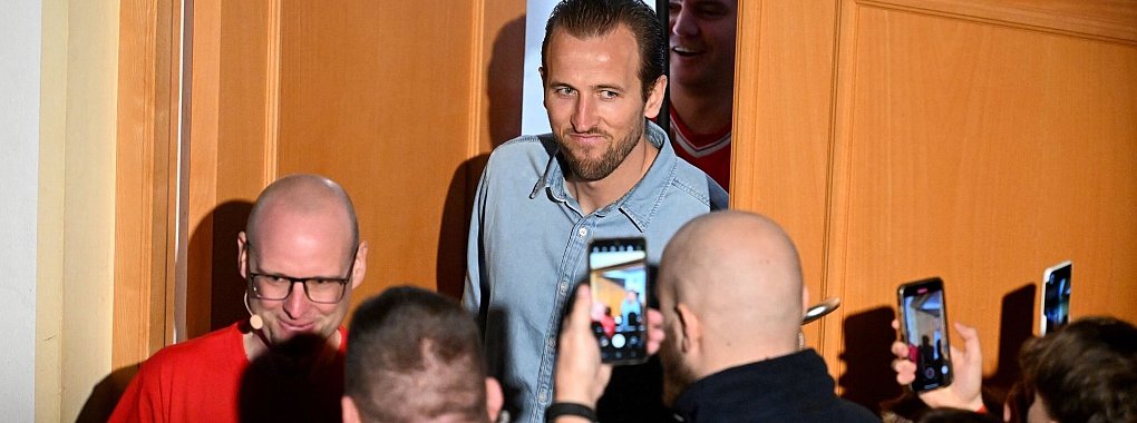 Bayern-Star Harry Kane besucht den Fanclub «Die Roten» in Kirchweidach. - © -/Jens Niering/dpa