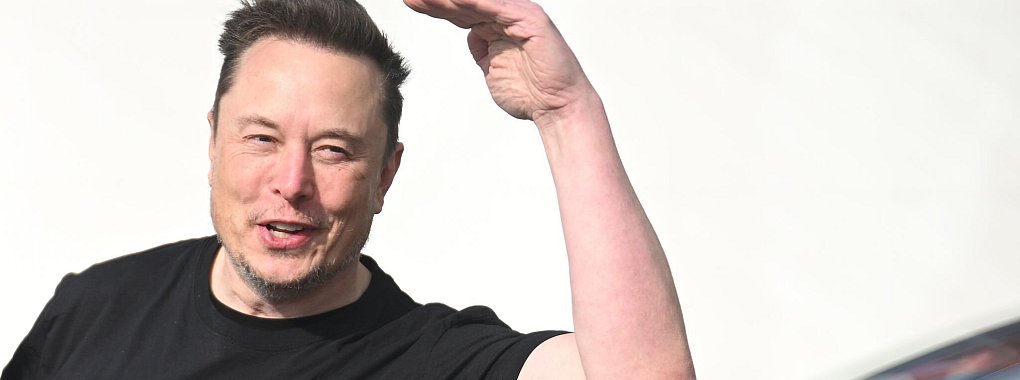 Kauft Elon Musk den FC Liverpool? Die Frage beschäftigt Großbritannien. - © Sebastian Gollnow/dpa
