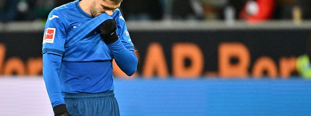 Stürmer Andrej Kramaric ist bedient. - © Jan-Philipp Strobel/dpa