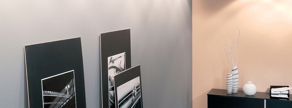 Angestrahlte Bilder - zum Beispiel durch Spots - ziehen die Aufmerksamkeit auf sich und tragen zu einer angenehmen Lichtstimmung im Raum bei. - &copy; licht.de/dpa-tmn