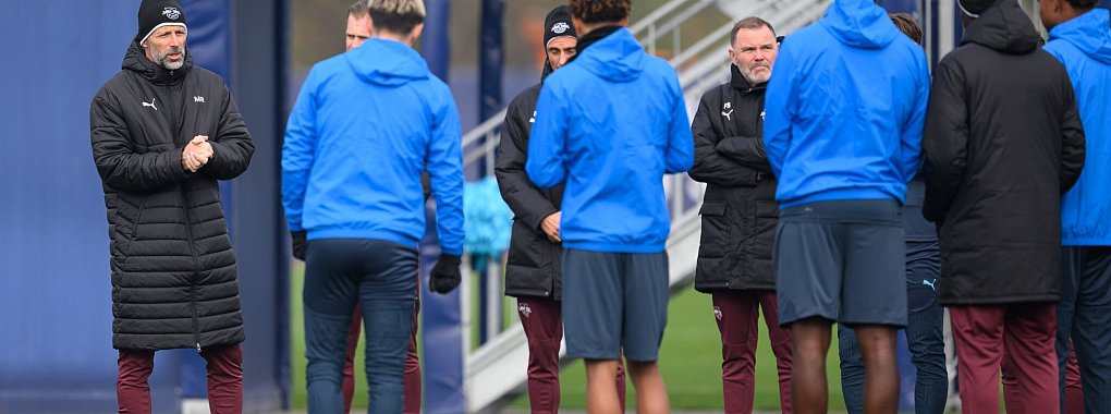 Marco Rose spricht beim Abschlusstraining der Leipziger zum Team. Es fehlt nur Castello Lukeba. - © Hendrik Schmidt/dpa