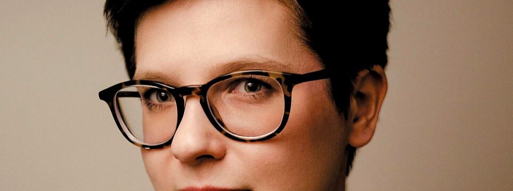 Die Autorin Emma Southon erzählt römische Geschichte konsequent über Frauenbiographien. - © Jamie Drew/Aufbau Verlag/dpa