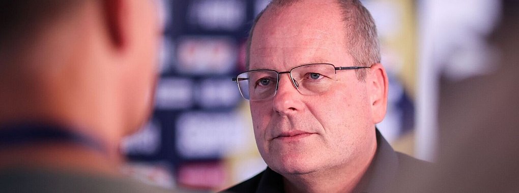 Magdeburgs Manager Marc-Henrik Schmedt beantragte die Spielverlegung. - © Ronny Hartmann/dpa