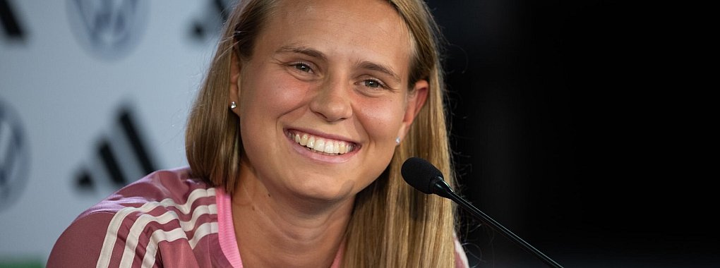 Klara Bühl, die Häkelkünstlerin. - © Sebastian Christoph Gollnow/dpa