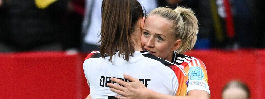 Lea Sch&uuml;ller (r) und Lena Oberdorf freuen sich auf die Olympischen Spiele in Paris. - &copy; Sebastian Gollnow/dpa