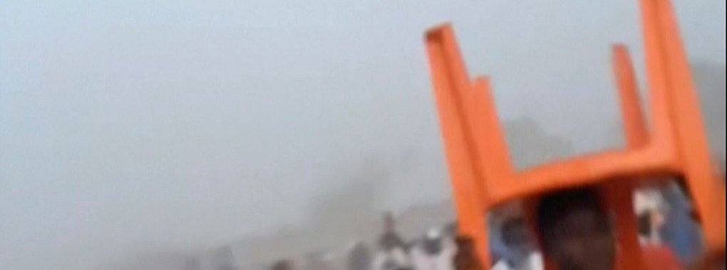 Bei einer Massenpanik in einem Fußballstadion in Guinea kamen 56 Menschen ums Leben. - © Uncredited/Nimba Sports Zaly/AP/dpa