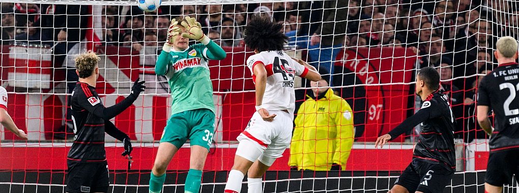 Stuttgarts Torwart Alexander Nübel sieht beim 0:1 nicht gut aus. - © Tom Weller/dpa