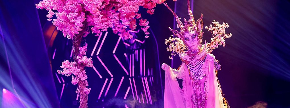 Die Figur &bdquo;Elgonia&ldquo; performt auf der B&uuml;hne. - &copy; Thomas Banneyer/dpa