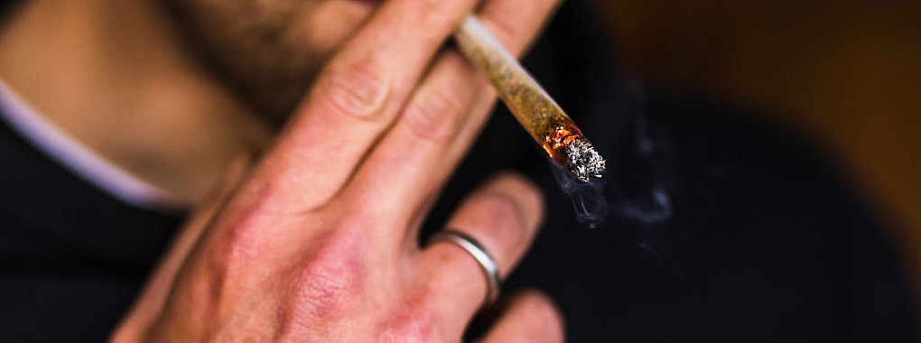 Einen Joint rauchen und dann Auto fahren: Daf&uuml;r gelten bald neue Grenzwerte - und Bu&szlig;gelder bei zu hohem THC-Blutgehalt. - &copy; Philipp von Ditfurth/dpa/dpa-tmn