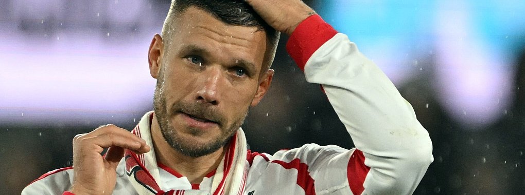 Lukas Podolski sorgte mit einem Foul für Aufsehen. - © Federico Gambarini/dpa