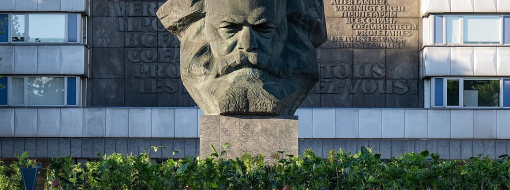 40 Tonnen schwer und beliebtes Fotomotiv und Treffpunkt: Die Karl-Marx-Büste des russischen Bildhauers Lew Kerbel, von Einheimischen auch «Nischel» genannt. - © Hendrik Schmidt/dpa