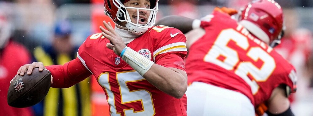 Mahomes und die Chiefs haben nun 13 Saisonsiege, der Quarterback humpelte am Ende aber. - © Sue Ogrocki/AP/dpa