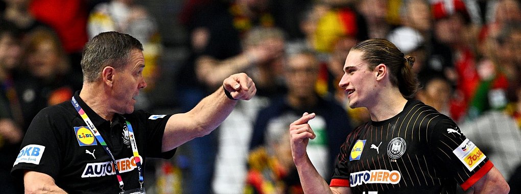 Bundestrainer Alfred Gislason (l) und Juri Knorr. - &copy; Tom Weller/dpa