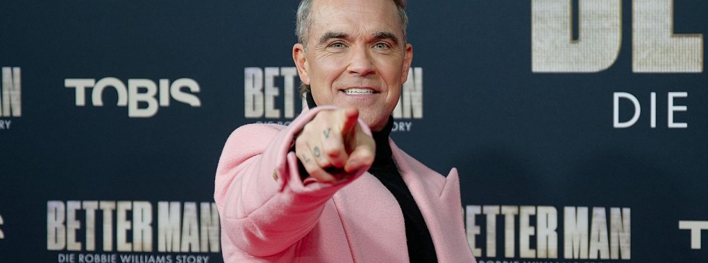 Robbie Williams bei der Premiere. - © Henning Kaiser/dpa