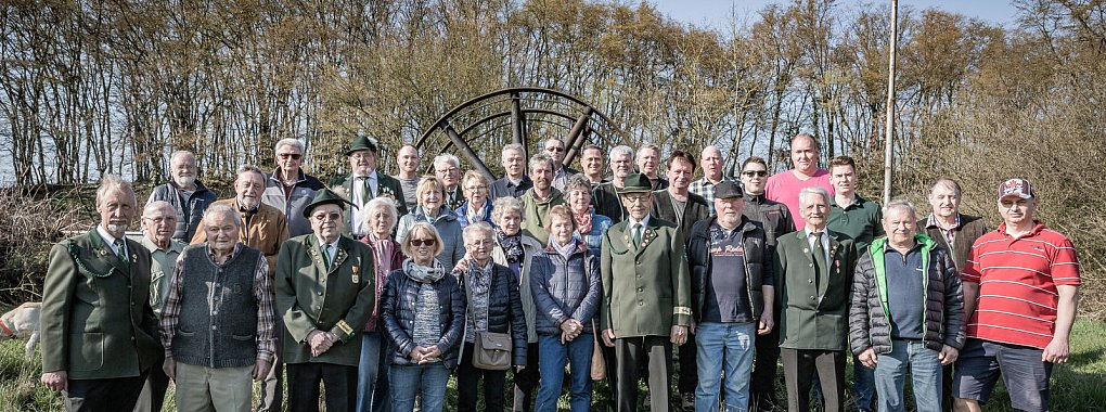 Eine starke Gemeinschaft: Der Schützenverein KKLGV Brokhausen hat eine lange und bewegte Geschichte hinter sich. Die Mitglieder haben sich nicht nur das sportliche Schießen auf ihre Fahnen geschrieben – für sie hat das österliche Feuerräderrollen schon seit Jahrzehnten einen besonderen Stellenwert. - © Frank Friedrichs