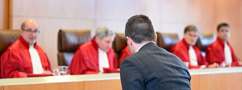 Im April hatte das oberste Gericht mündlich zu der Verfassungsbeschwerde verhandelt. (Archivbild) - © Uli Deck/dpa