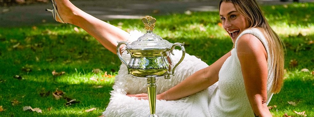Aryna Sabalenka bei einem Fototermin am Tag nach ihrem Sieg mit dem Daphne Akhurst Memorial Cup. - &copy; Mark Baker/AP