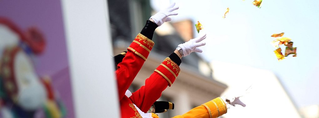 «Kölle alaaf»: Nicht immer können Verbraucherinnen und Verbraucher mit einer Entschädigung rechnen, wenn sie durch Kamellenwurf geringe Verletzungen erlitten haben. - © Oliver Berg/dpa/dpa-tmn