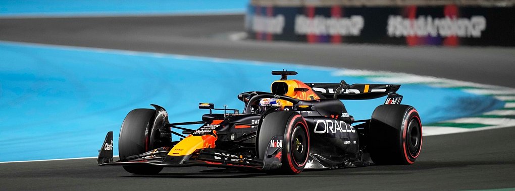 Max Verstappen startet in Saudi-Arabien von der Pole Position. - © Darko Bandic/AP/dpa