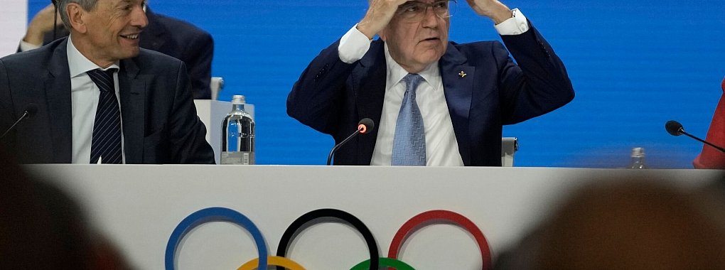 Sucht seinen Nachfolger: IOC-Präsident Thomas Bach (r). - © Thanassis Stavrakis/AP/dpa