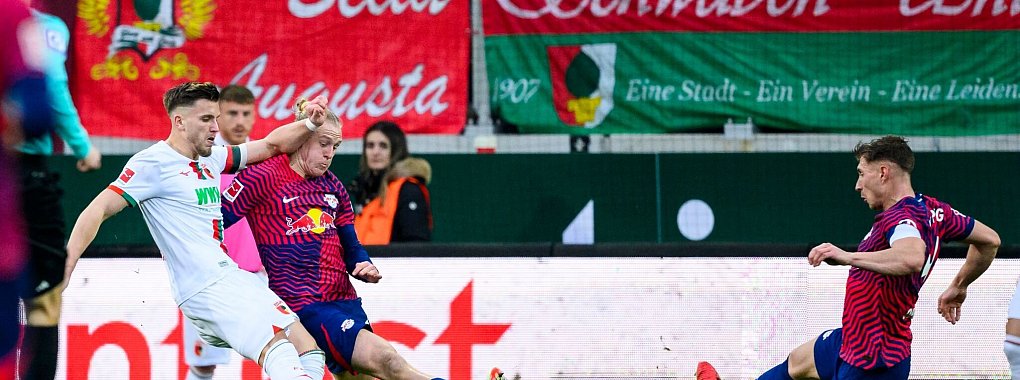 Der Augsburger Ermedin Demirovic (l) trifft zum 2:2. - &copy; Tom Weller/dpa