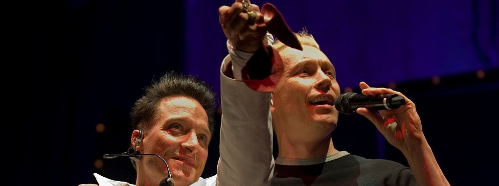 Bela B. (l) und Farin Urlaub: Die &Auml;rzte ver&ouml;ffentlichen mit dem Song &laquo;Demokratie&raquo; eine Hymne an die Eigenverantwortung. - &copy; Kirsten Neumann/dpa