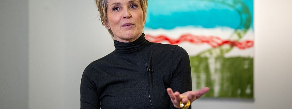 Schauspielerin Sharon Stone &uuml;bt scharfe Kritik an der Politik. - &copy; Monika Skolimowska/dpa