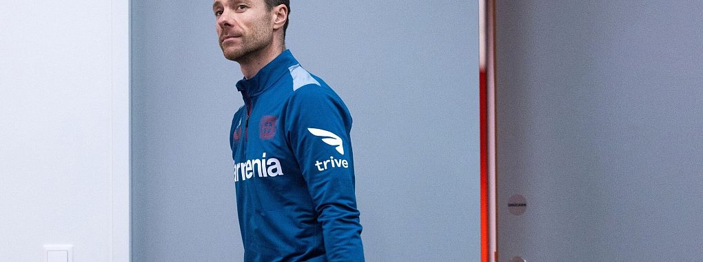Leverkusen-Trainer Xabi Alonso kommt zu einer Pressekonferenz. - © Rolf Vennenbernd/dpa