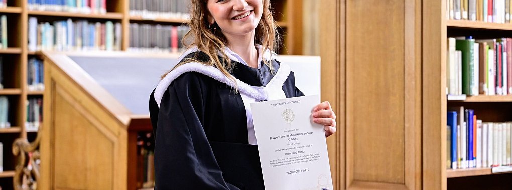 Kronprinzessin Elisabeth zeigt sich stolz mit Diplom. - &copy; Laurie Dieffembacq/Belga/dpa