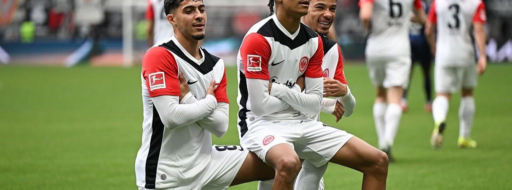 Jubel nach dem 1:0: Das Offensivtrio Chaibi, Bahoya und Ekitiké. - © Arne Dedert/dpa