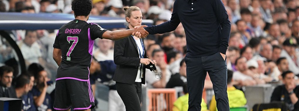 Serge Gnabry (l) musste verletzungsbedingt bereits in der ersten H&auml;lfte ausgewechselt werden. - &copy; Peter Kneffel/dpa