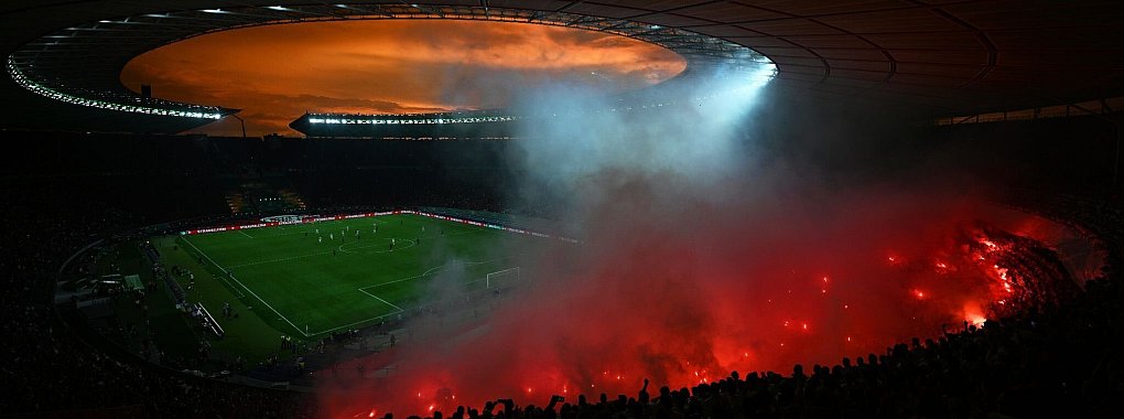 Die Fans des 1. FC Kaiserslautern brannten Pyrotechnik ab. - &copy; Sebastian Christoph Gollnow/dpa
