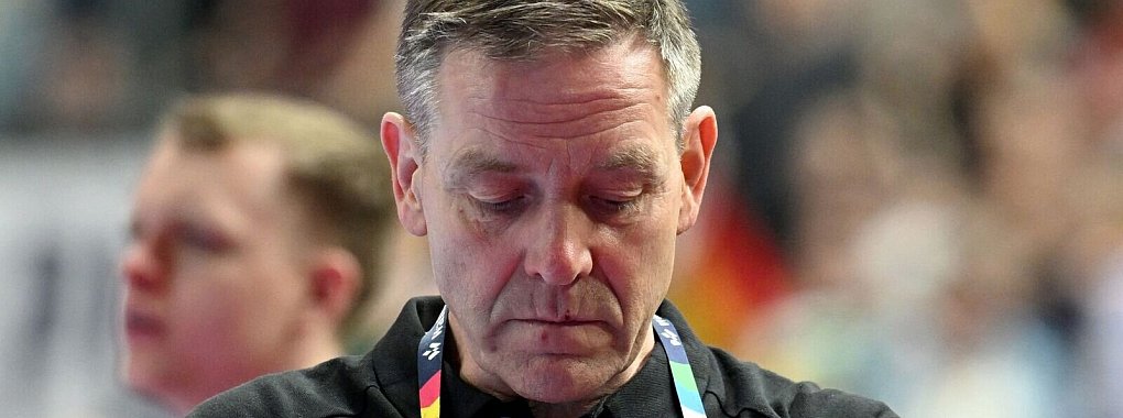 Bundestrainer Alfred Gislason trifft mit seinem Team nun auf Ungarn. - © Federico Gambarini/dpa