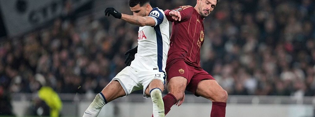 Ex-Nationalspieler Mats Hummels (r) traf für die Roma gegen Tottenham. - © John Walton/PA Wire/dpa