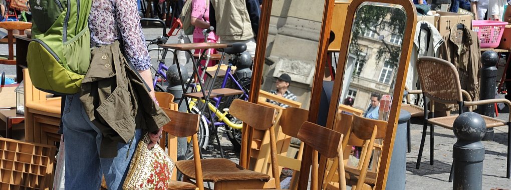 Der Vorteil auf dem Flohmarkt: Sie können sich das Möbelstück direkt ansehen - und oft auch den Preis verhandeln. - © Mascha Brichta/dpa Themendienst/dpa