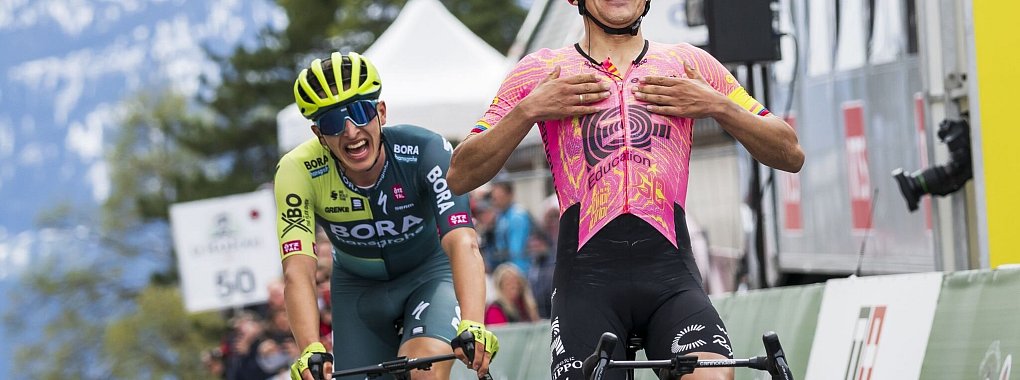 Richard Carapaz (r) setzte sich auf der vierten Etappe der Tour de Romandie knapp gegen Florian Lipowitz durch. - &copy; Jean-Christophe Bott/KEYSTONE/dpa