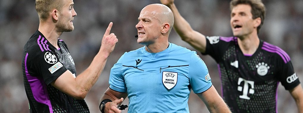 Matthijs de Ligt (l) war mit der Abseitsentscheidung von Schiedsrichter Szymon Marciniak &uuml;berhaupt nicht zufrieden. - &copy; Peter Kneffel/dpa