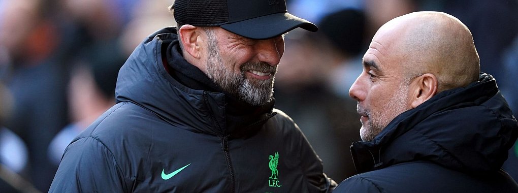 Guardiola (r) und Klopp unterhalten sich am Rande eines Spiels. - &copy; Martin Rickett/PA Wire/dpa