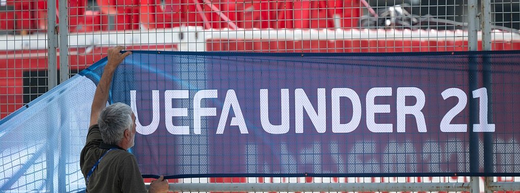 Ein Banner der U21-EM, die 2023 in Georgien und Rumänien stattfand. - © Sebastian Kahnert/dpa