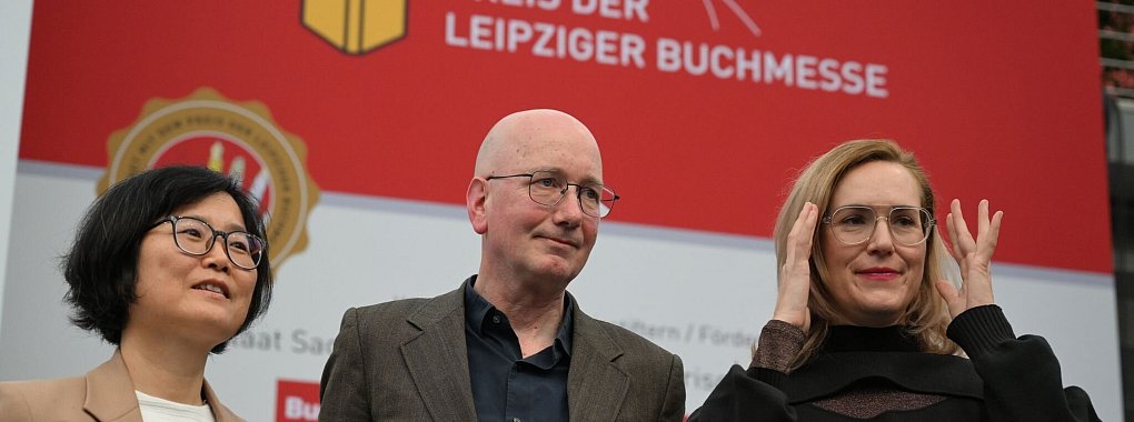 Die Preisträger der diesjährigen Buchmesse: Barbi Markovi? (r.), Tom Holert und Ki-Hyang Lee in Leipzig. - © Hendrik Schmidt/dpa