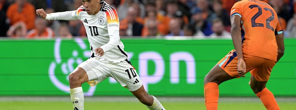 Jamal Musiala (l) glänzte zuletzt auch wieder in den Länderspielen, hier beim 2:2 gegen die Niederlande. - © Federico Gambarini/dpa