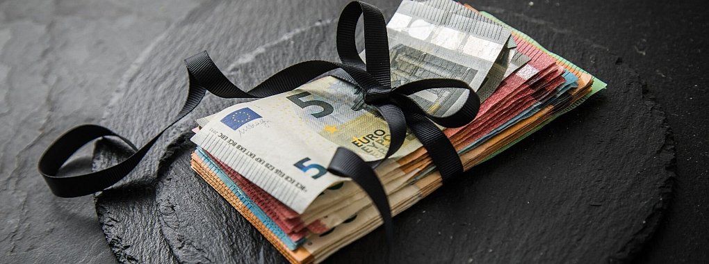 Erbe erhalten? F&uuml;r Beg&uuml;nstigte bleibt dann oft die Frage: Was tun mit dem Geld? - &copy; Christin Klose/dpa-tmn/dpa