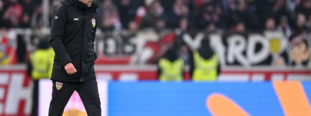 Sebastian Hoeneß verlässt geknickt den Platz. - © Harry Langer/dpa