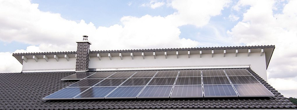 Photovoltaikanlagen auf Hausdächern wie hier auf einem Schrägdach können dabei helfen, umweltfreundlichen Strom zu erzeugen. - © Laura Ludwig/dpa-tmn