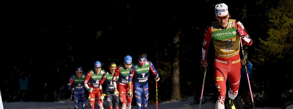 Der Gesamtführende der Tour de Ski, Johannes Hosflot Klaebo aus Norwegen, wird von der Konkurrenz gejagt. - © Emmi Korhonen/Lehtikuva/dpa