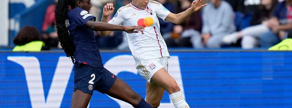 Lyon um Delphine Cascarino (r.) setzt sich im franz&ouml;sischen CL-Halbfinale durch. - &copy; Thibault Camus/AP/dpa