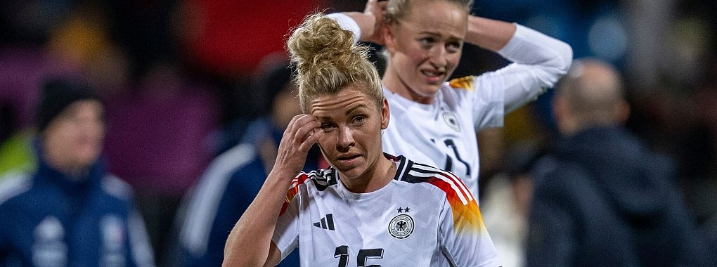 Enttäuscht und ratlos: Bayern-Asse Linda Dallmann (vorn) und Lea Schüller - © David Inderlied/dpa
